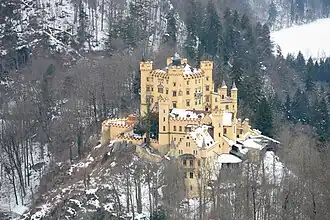 Castillo de Hohenschwangau (1833-1837), lugar oficial de veraneo y de práctica de caza de Maximiliano II, su esposa María de Prusia y sus dos hijos Luis (futuro rey Luis II de Baviera) y Otón (rey Otón I de Baviera).