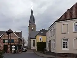 Holthausen, la iglesia catolica (Pfarrkirche Sankt Marien) en la calle