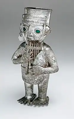 Hombre tocando zampoña (arte en plata) Cultura Chimú (900 - 1470 d.C.) Met Museum.[6]​