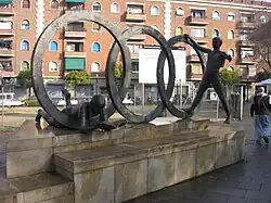 Homenaje a la Mutua Escolar Blanquerna (1998), de Núria Tortras, plaza Blanquerna.