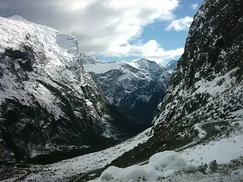 La carretera de entrada al Túnel de Homer es el extremo más suroccidental de las Montañas Darran