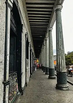 File:Honda pasillo plaza de mercado.jpg