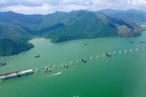 Sección de Hong Kong en construcción en 2015 frente a la costa de Isla Lantau