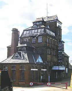 Hook Norton Brewery,[11]​ cervecería de época victoriana (fundada en 1849), del tipo tower brewerie ("cervecería de torre", donde todas las fases del proceso se suceden de forma sistemática de arriba abajo).