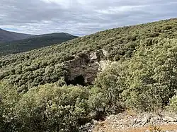 Hoya o dolina de la Covaza, cercana a la aldea de Zenzano (La Rioja), en la que se aprecian las paredes de caliza del Cretácico inferior que han quedado expuestas por el colapso y formación de la dolina debido a la disolución kárstica de los depósitos subyacentes.
