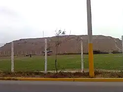 Vista lateral de la de la Huaca San Marcos en el sitio arqueológico de Maranga.