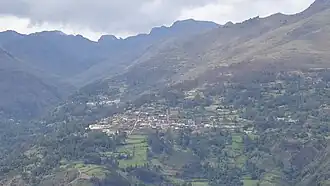 Vista de una parte del distrito de Huacchis, teniendo como centro a la capital homónima y ligeramente al lado superior izquierda el C.P. Marcash; visto desde las ruinas Tambo de Arancay.