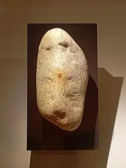 Pareidolia registrada más antigua: canto rodado de la Huella de Segovia (Abrigo de San Lázaro, Segovia), datada hace 43.000 años, contiene la primera huella dactilar y arte mueble con pigmento datados, realizados por neandertales como ritual para reforzar la forma de rostro humano