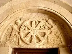 Tímpano con crismón en el monasterio de San Pedro el Viejo, en Huesca