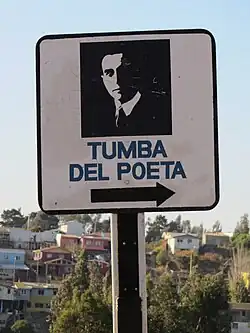 Señalización hacia la tumba, al salir de la casa museo