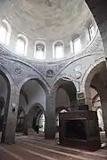 Área cupulada (originalmente un pequeño patio abierto) en el centro de la mezquita Hunat Hatun en Kayseri (1237-1238)