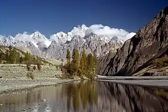 Río Hunza cerca de Gulmit.