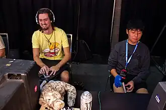 Un jugador usando el hypertapping (izquierda) compite con un jugador que usa el rolling (derecha).