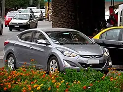 Sedan (post-facelift) vista delantera