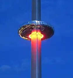 British Airways i360 (2016) de Brighton, con el mirador ascendiendo en la noche