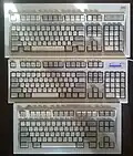 Teclados modelo M de IBM y Unicomp De arriba a abajo: • IBM de 1986 (P/N 1390131, logo cuadrado) • Teclado ahorrador de espacio Unicomp de 2011(P/N UNIZPHA) • Teclado ahorrador de espacio IBM de 1991 (P/N 1392934)