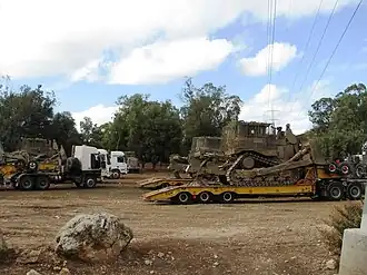 Bulldozer preparados para colaborar en la extinción del incendio.