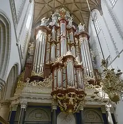 Galería de órganos y fachada en Grote Kerk o Sint-Bavokerk en Haarlem