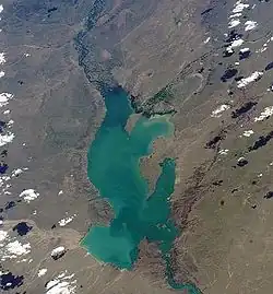 Vista satelital del embalse El Chocón en el río Limay
