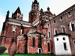 El otro brazo del transepto, prolongado con una de las alas del claustro.