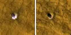 Dos cuadros de HiRISE mostrando qué el hielo desapareció con el tiempo en un cráter. Cráter en izquierdo es antes de que el hielo desapareció. El cráter es 6 metros en diámetro.