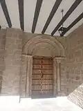 Parroquia de San Andrés, portada románica. El crismón es moderno