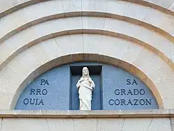 Talla del Sagrado Corazón situada en la fachada.