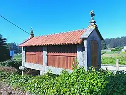 Hórreo situado frente al templo.