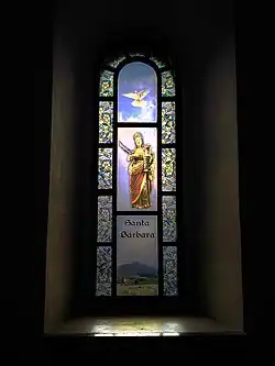 Vidriera de Santa Bárbara, orientada hacia la Higa y la érmita homónima