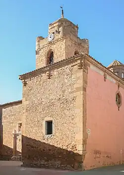 Torre, muro y entrada a la iglesia