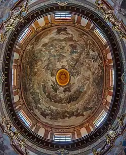 La cúpula de la iglesia con el fresco del Juicio Final de Václav Vavřinec Reiner