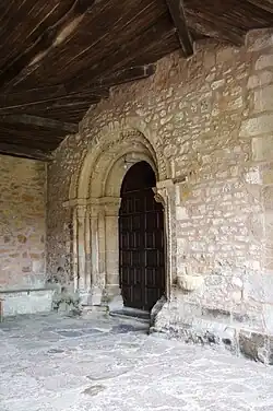 Pórtico de entrada a la iglesia.