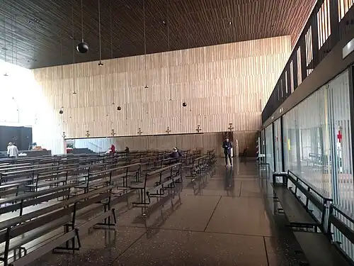 La viga-pantalla separa la nave principal de la capilla.