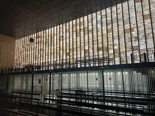 Zaguán, coro y vidriera de alabastro