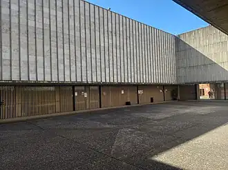 Fachada centro parroquial y cerramiento hacia el este