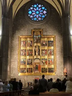 Retablo del altar mayor y rosetón.