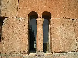 Una bífora visigoda, en el iglesia de San Pedro de la Nave (El Campillo), del siglo VII.