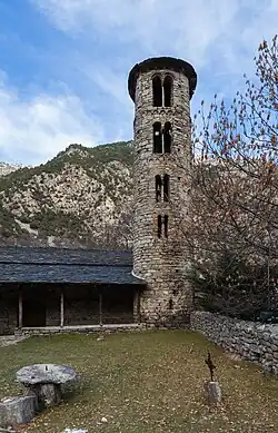 Pórtico y campanario.