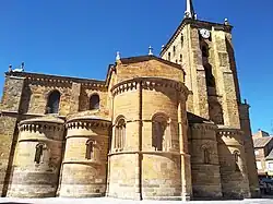 Fachada con cinco ábsides de la Iglesia Santa María del Azogue