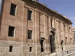 Fachada a c/ Mesón de Paredes