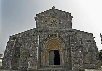 La iglesia de San Pedro de Rates, construida por los monjes de Cluny, tiene una fachada fuerte y austera con pesados contrafuertes.