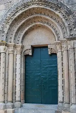 San Pedro de Roriz, con animales decorando las jambas y esculturas en las columnas.