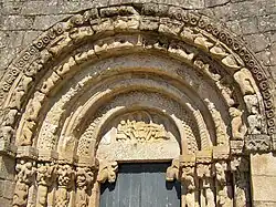 Tímpano de la iglesia de San Salvador de Bravaes, Cristo rodeado por dos de sus discípulos.