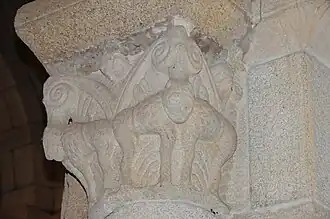 En la iglesia de San Pedro de Rates hay capiteles con escenas bíblicas como el episodio de Daniel y los Leones.
