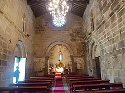 La iglesia de San Salvador de Bravaes y sus pinturas murales en los lados del altar mayor.