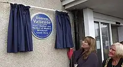 Julia Belham-Payne con la alcaldesa de Brighton, Denise Cobb, inaugurando la placa azul dedicada a la esoterista Doreen Valiente