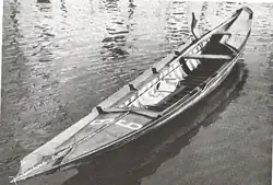 Imagen en blanco y negro de un barco utilizado en las competiciones de remo en la Venus.