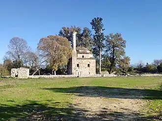 Vista lejana de la mezquita desde el oeste.