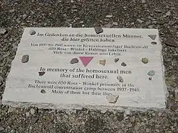Triángulo rosa (Rosa Winkel en alemán) memorial para los hombres homosexuales asesinados en Buchenwald.