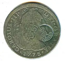 Anverso de moneda de 8 reales (plata) de Carlos III de 1773 resellada en la India danesa.